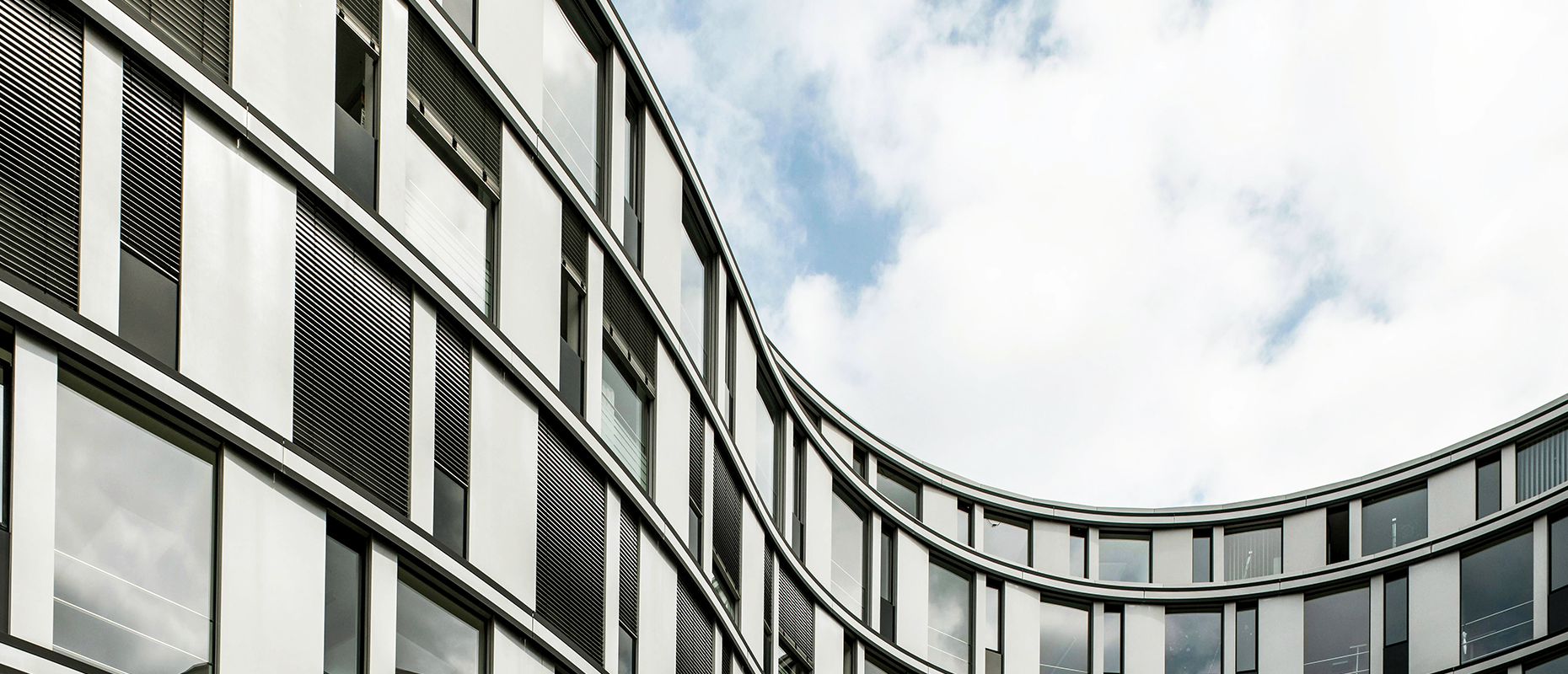 Governança e previsibilidade institucional — Instituições, confiança e o custo da instabilidade