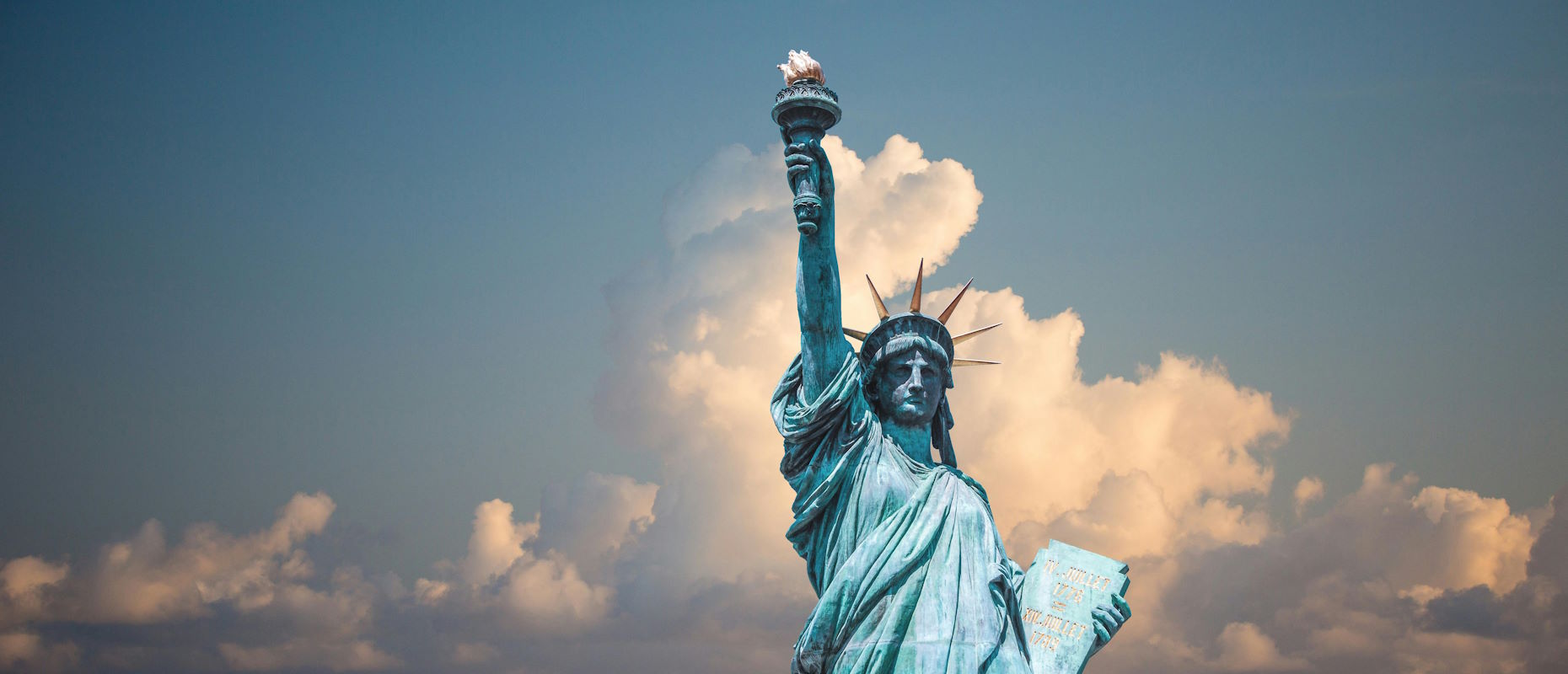 O Enfraquecimento dos Estados Unidos e a Expansão de Regimes Autoritários: Uma Análise Geopolítica e Econômica