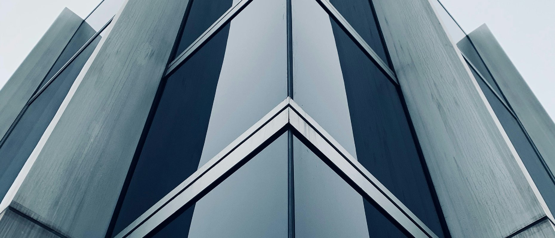 Qual a diferença conceitual entre contratos de uso próprio (own use) e contratos executórios segundo os normativos contábeis?