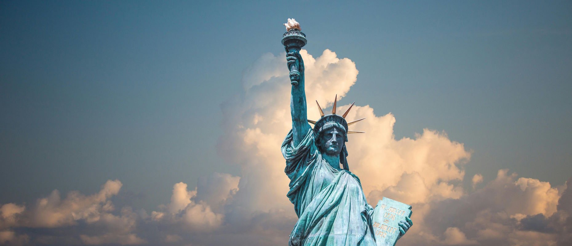 O Enfraquecimento dos Estados Unidos e a Expansão de Regimes Autoritários: Uma Análise Geopolítica e Econômica