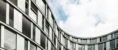 Governança e previsibilidade institucional — Instituições, confiança e o custo da instabilidade